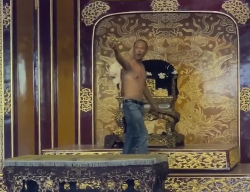 Ngai vua triều Nguyễn bị kẻ "loạn thần" xâm hại: Bảo vệ ở đâu?- Ảnh 1.
