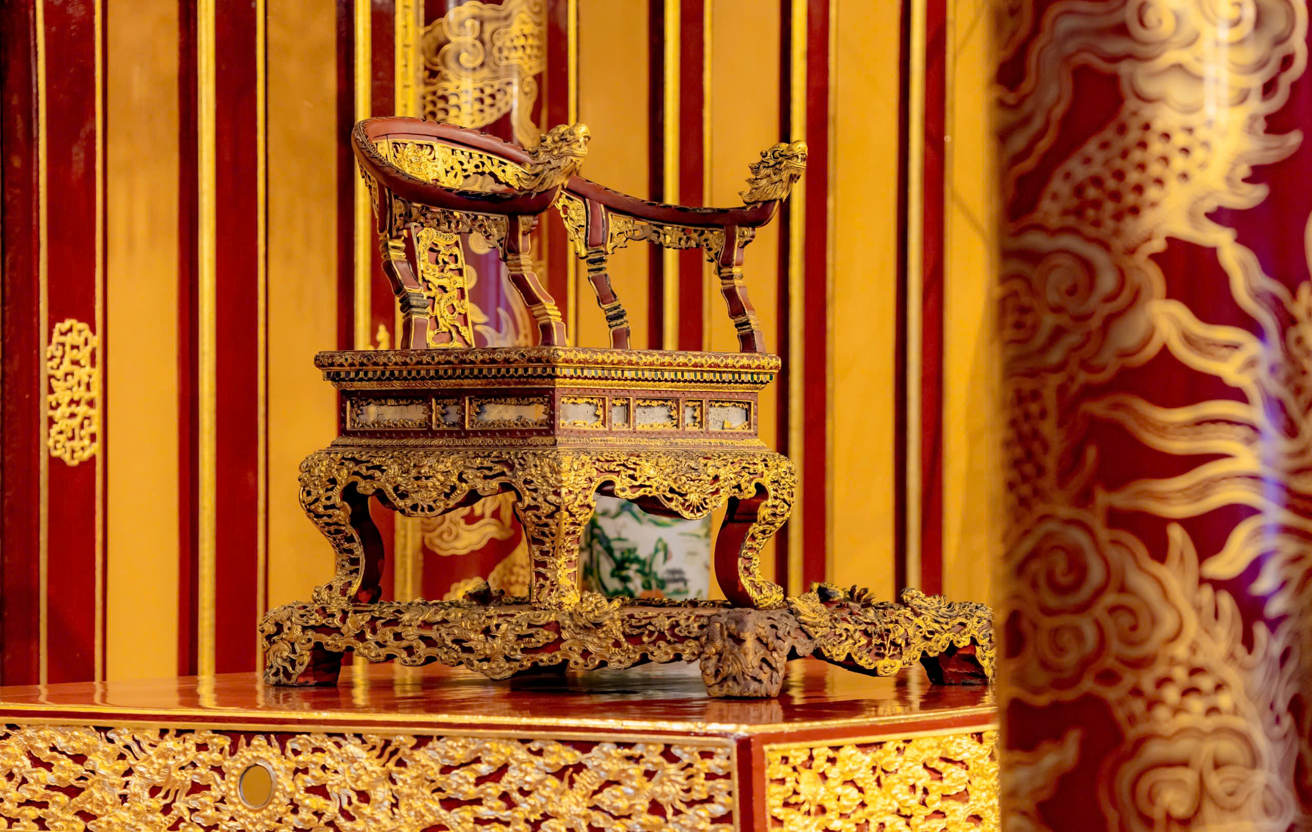 Ngai vua triều Nguyễn bị kẻ "loạn thần" xâm hại: Bảo vệ ở đâu?- Ảnh 2.