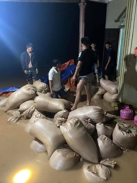 Nước lên nhanh, người dân Hà Tĩnh tất tả chạy lũ trong đêm- Ảnh 3.