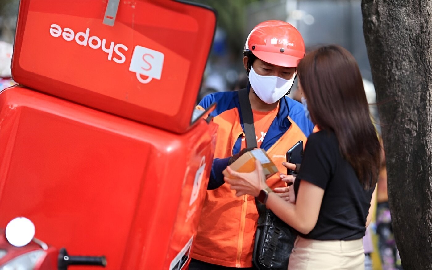 VCCI cảnh b&aacute;o nguy cơ từ miễn thuế h&agrave;ng nhập khẩu qua thương mại điện tử - Ảnh 1.