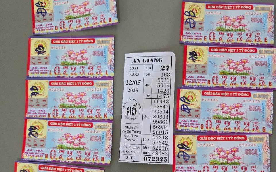 Mua 11 tờ vé số rồi tặng bạn 5 tờ, chiều tất cả cùng trúng đặc biệt