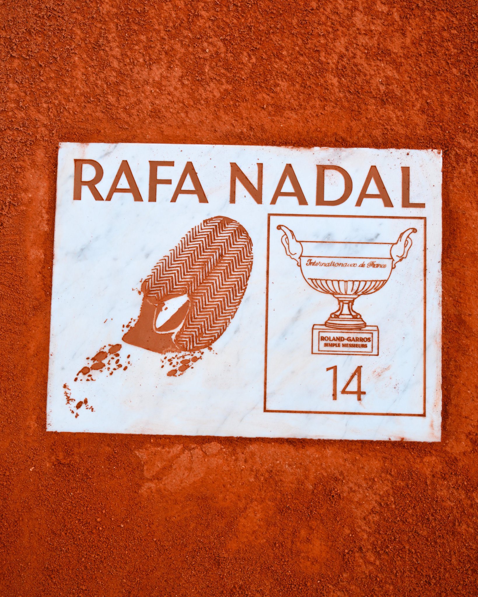 Nadal v&agrave; dấu ch&acirc;n vĩnh cửu ở Roland Garros - Ảnh 1.