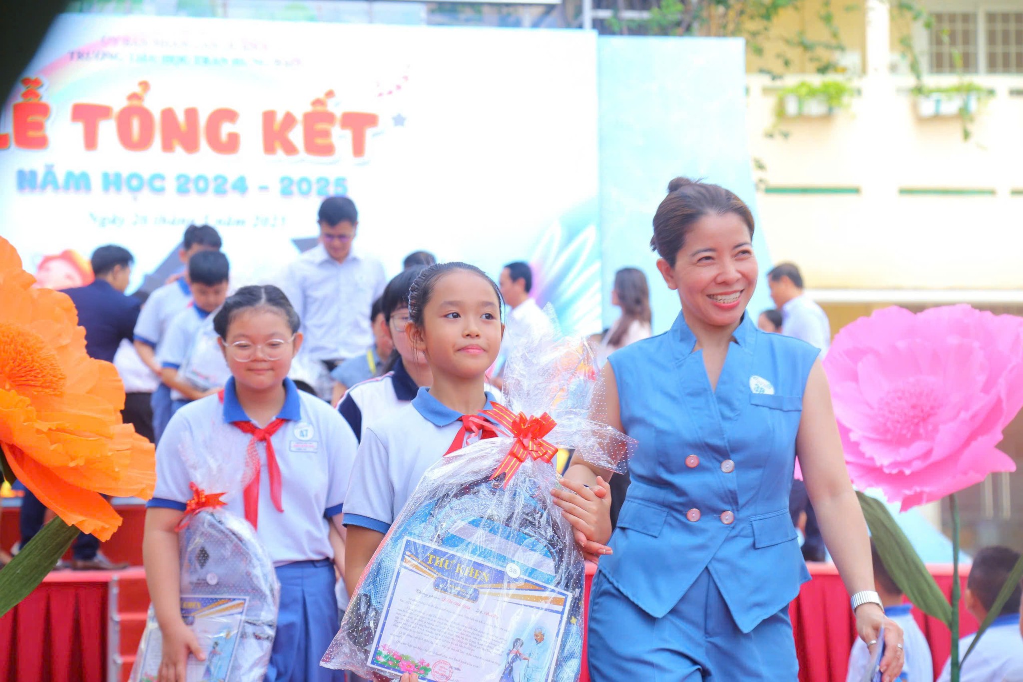 Bất ngờ ở một lễ tổng kết năm học: Khi phụ huynh cũng được vinh danh - Ảnh 3.