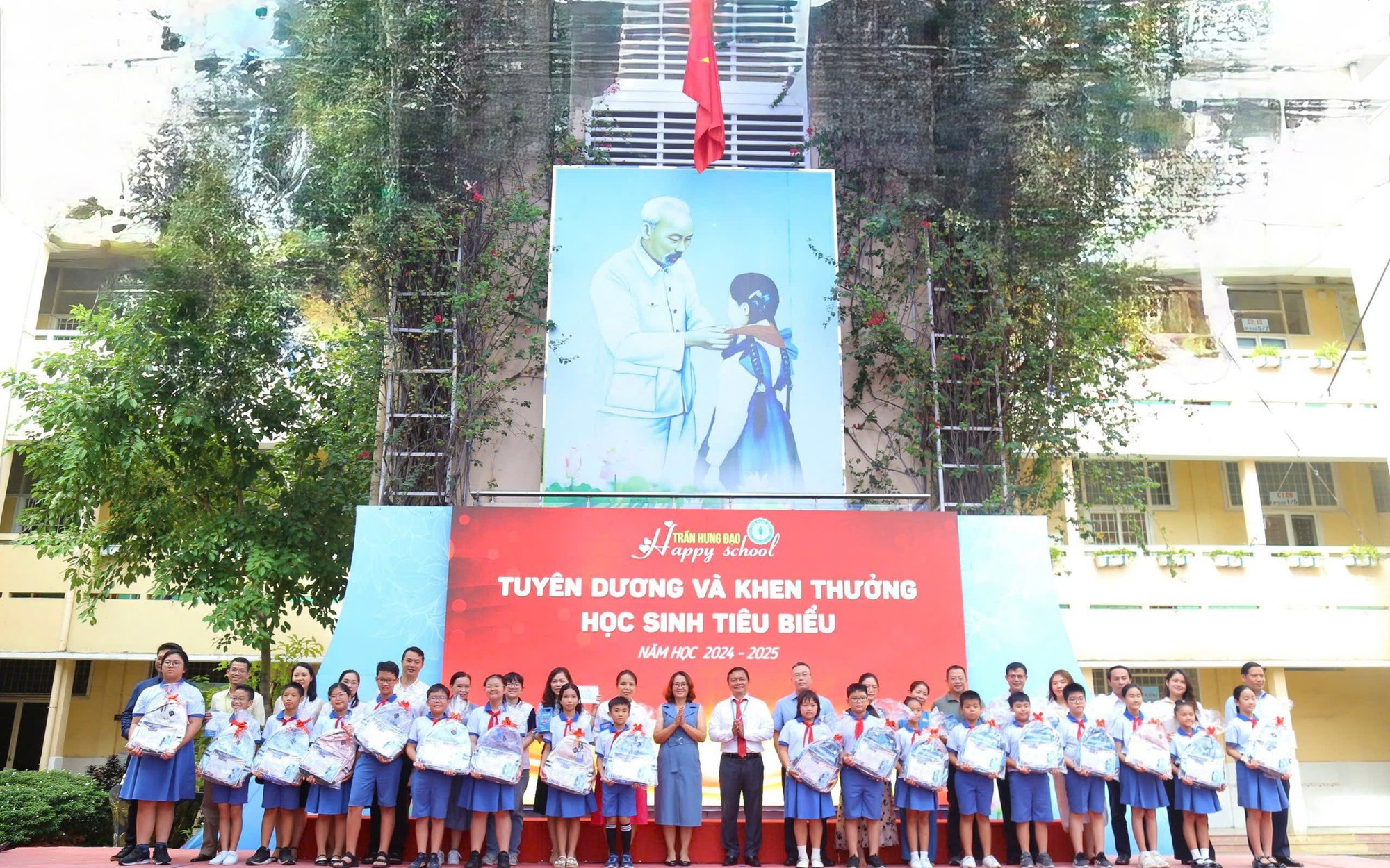 Bất ngờ tại lễ tổng kết năm học: Phụ huynh cũng được vinh danh