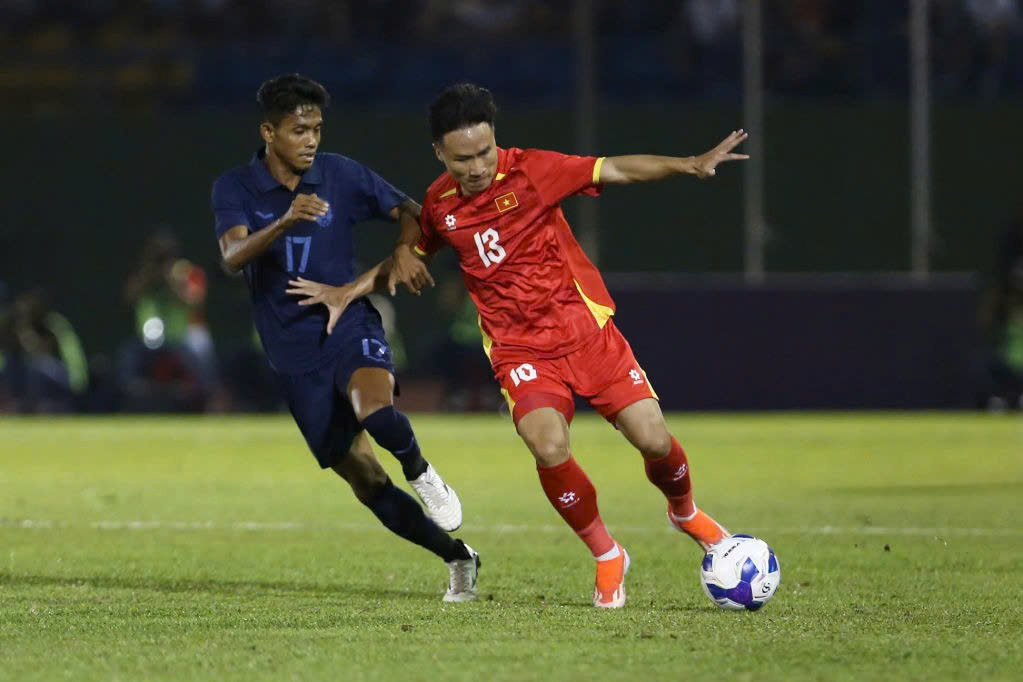 Tuyển Việt Nam tự tin chạm tr&aacute;n Malaysia - Ảnh 1.