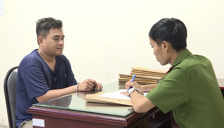 Giữ người khẩn cấp vụ CSGT bám vào yên xe máy một người đàn ông ở TP HCM - Ảnh 1.