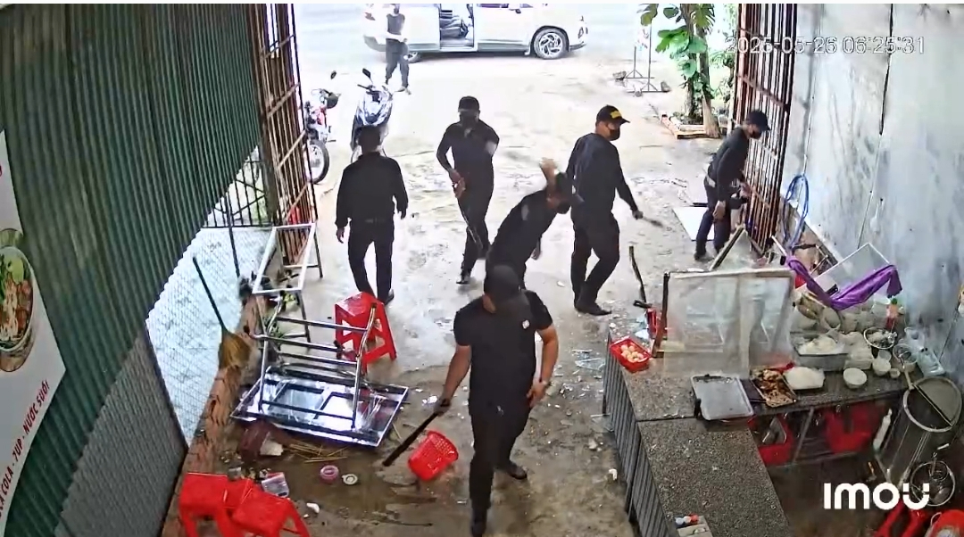 CLIP: Nhóm côn đồ mặc toàn đồ đen hung hãn đập phá quán phở - Ảnh 1.