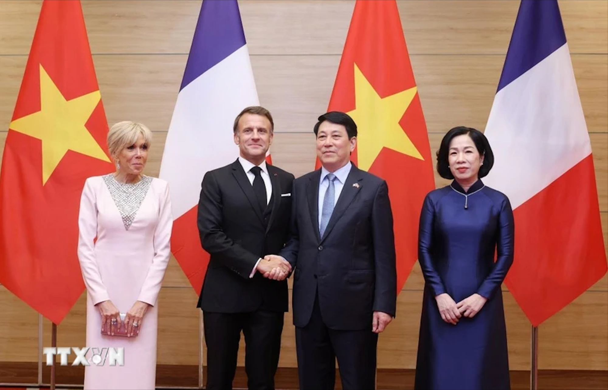 Tổng thống Emmanuel Macron: Sự gắn kết Việt - Ph&aacute;p như những c&acirc;u thơ lục b&aacute;t tao nh&atilde;- Ảnh 1.