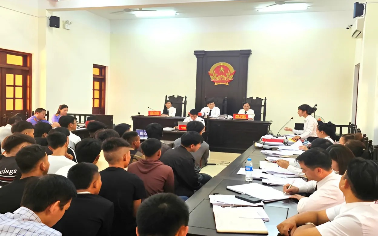 Xét xử 26 thanh thiếu niên đánh nhau, ném bom xăng gây chết người tại Đồng Hới
