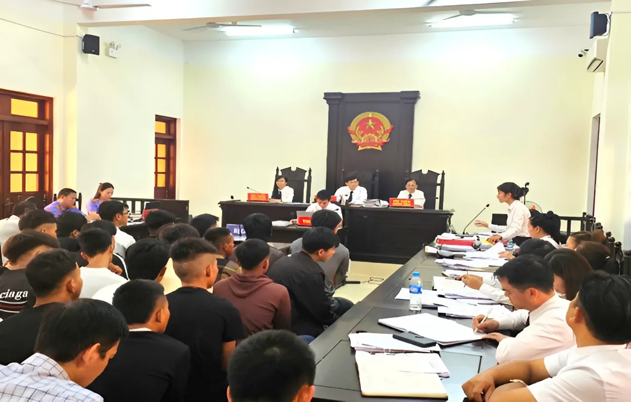 Tin mới vụ 26 thanh thiếu ni&ecirc;n đ&aacute;nh nhau, n&eacute;m bom xăng g&acirc;y chết người tại Đồng Hới - Ảnh 1.