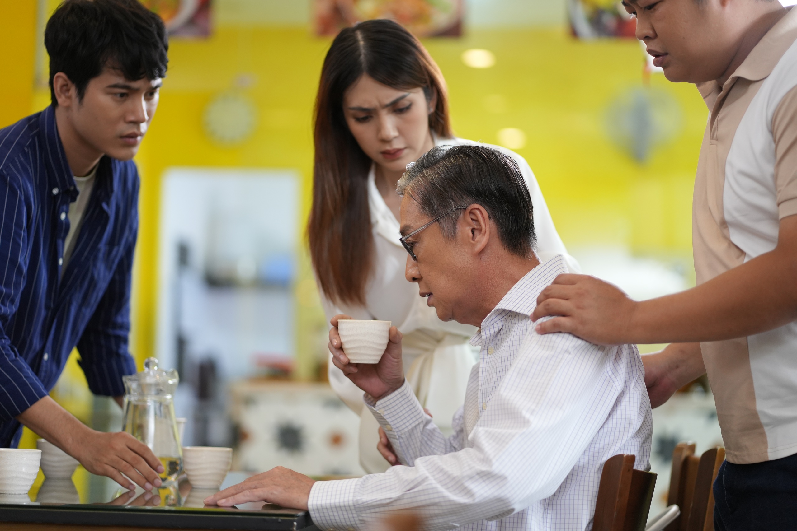 Nam thần "Mắt biếc" làm đầu bếp mì Quảng - Ảnh 3.