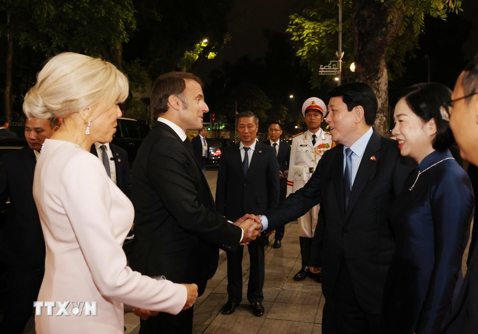 Tổng thống Emmanuel Macron: Sự gắn kết Việt - Ph&aacute;p như những c&acirc;u thơ lục b&aacute;t tao nh&atilde;- Ảnh 4.