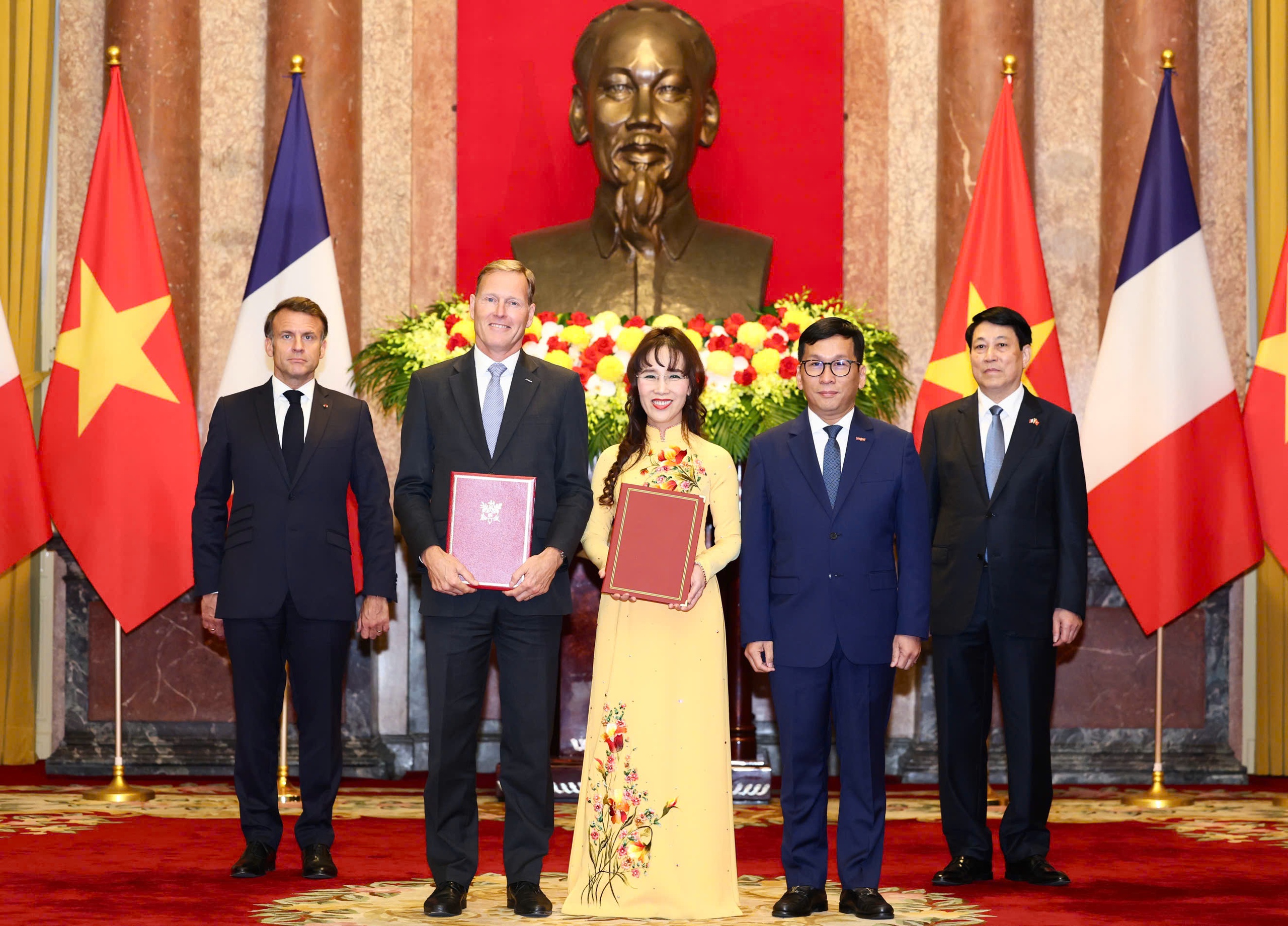 Chủ tịch nước Lương Cường v&agrave; Tổng thống Ph&aacute;p chứng kiến Vietjet đặt mua 20 m&aacute;y bay th&acirc;n rộng - Ảnh 1.