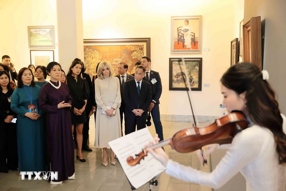 Phu nhân Tổng Bí thư và Phu nhân Tổng thống Pháp thăm Bảo tàng Mỹ thuật Việt Nam- Ảnh 5.