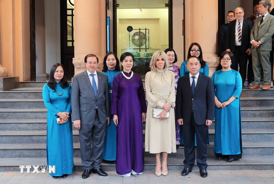 Phu nhân Tổng Bí thư và Phu nhân Tổng thống Pháp thăm Bảo tàng Mỹ thuật Việt Nam- Ảnh 6.