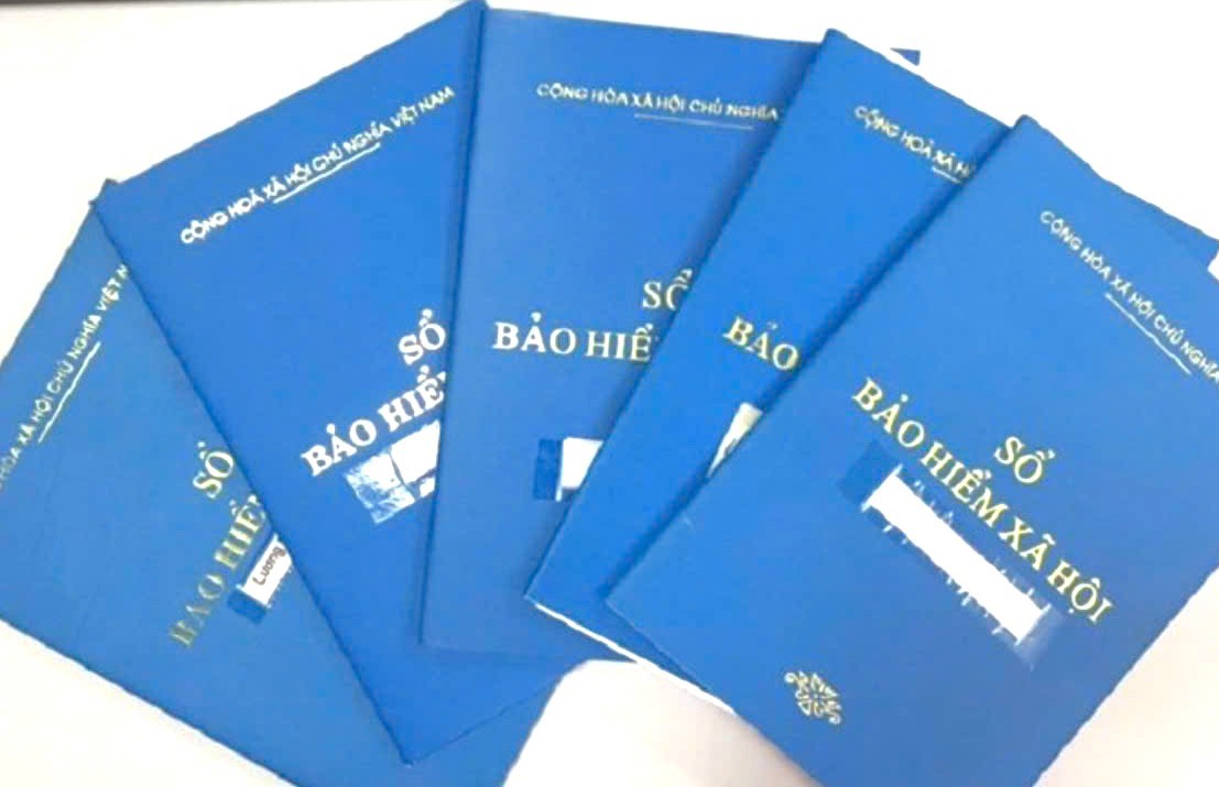 Trước ng&agrave;y 15-6, doanh nghiệp phải chuyển sổ BHXH chưa được r&agrave; so&aacute;t cho cơ quan BHXH - Ảnh 1.