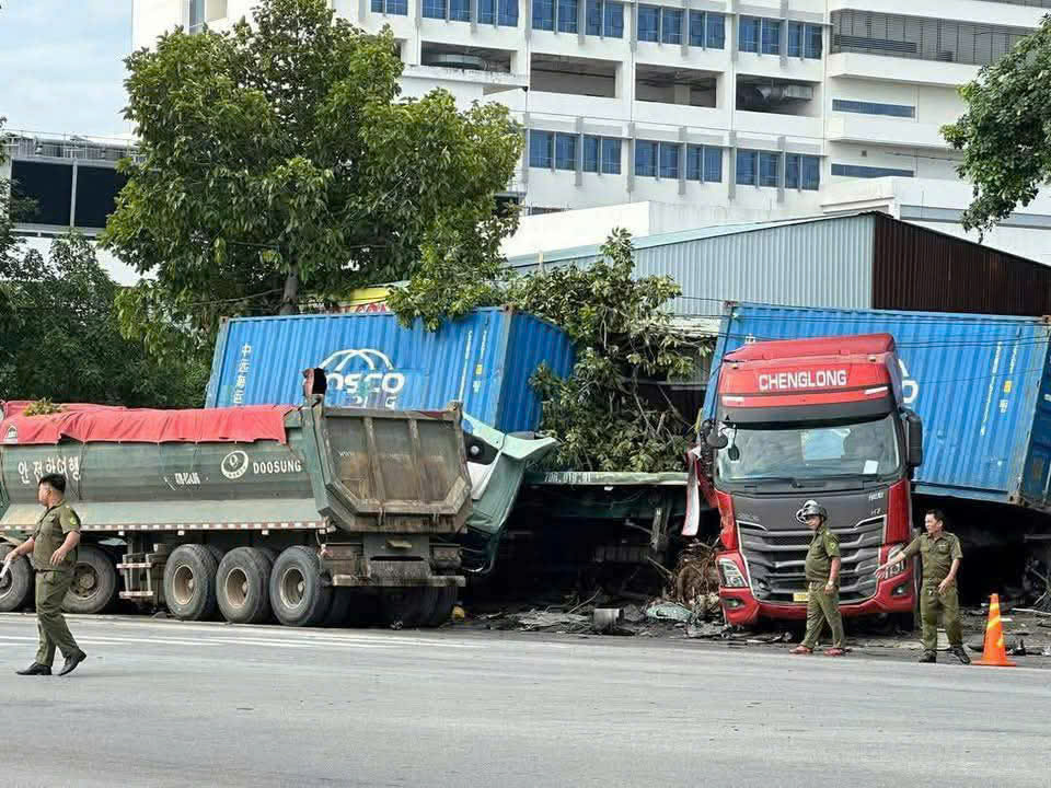 Hiện trường xe container v&agrave; xe ben t&ocirc;ng nhau tr&ecirc;n đường Mỹ Phước- T&acirc;n Vạn ở B&igrave;nh Dương- Ảnh 1.