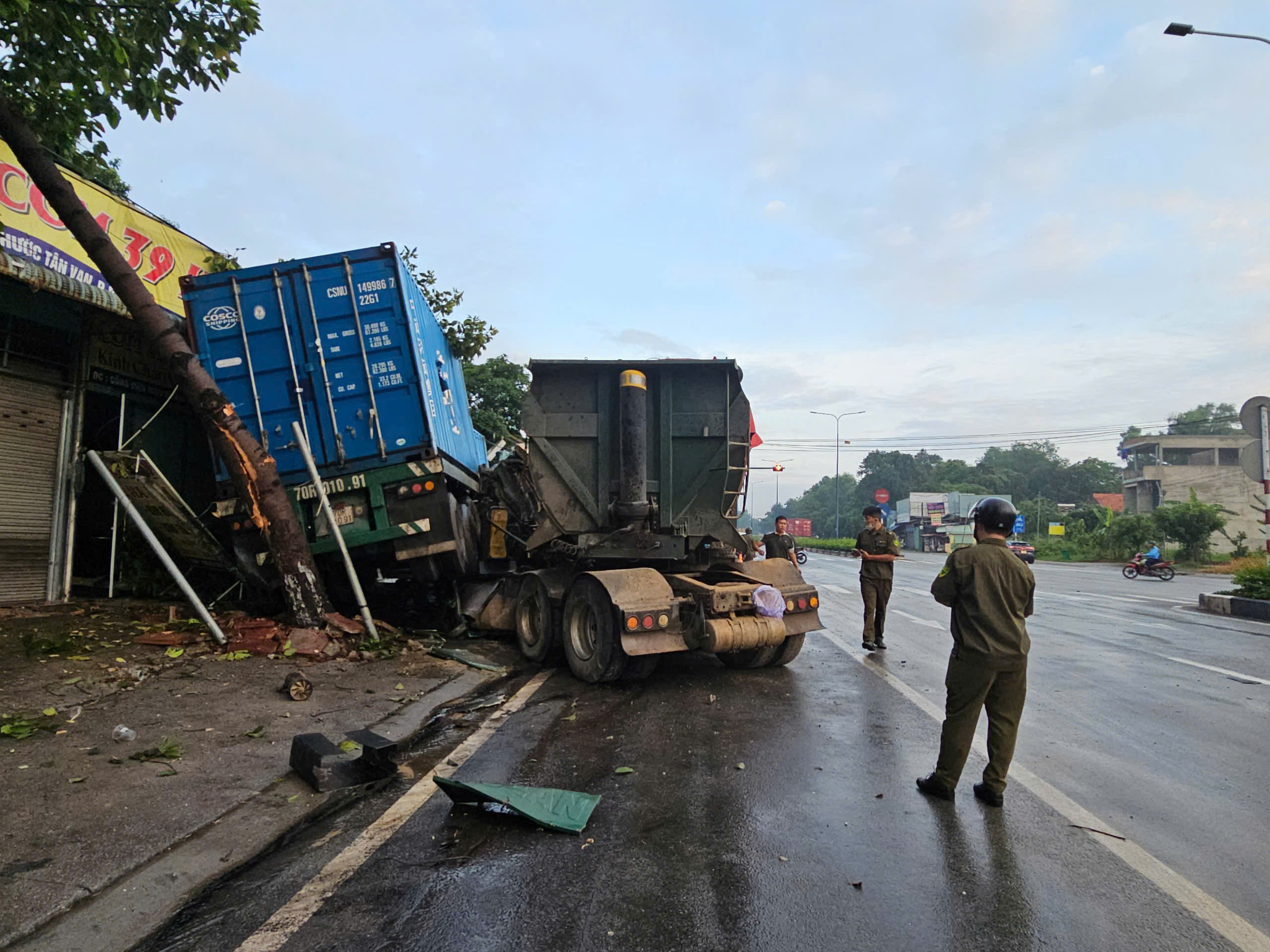 Hiện trường xe container v&agrave; xe ben t&ocirc;ng nhau tr&ecirc;n đường Mỹ Phước- T&acirc;n Vạn ở B&igrave;nh Dương- Ảnh 2.