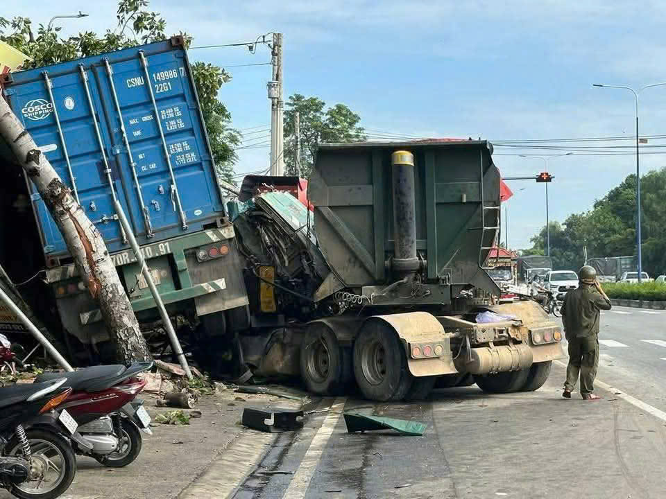 Hiện trường xe container v&agrave; xe ben t&ocirc;ng nhau tr&ecirc;n đường Mỹ Phước- T&acirc;n Vạn ở B&igrave;nh Dương- Ảnh 3.