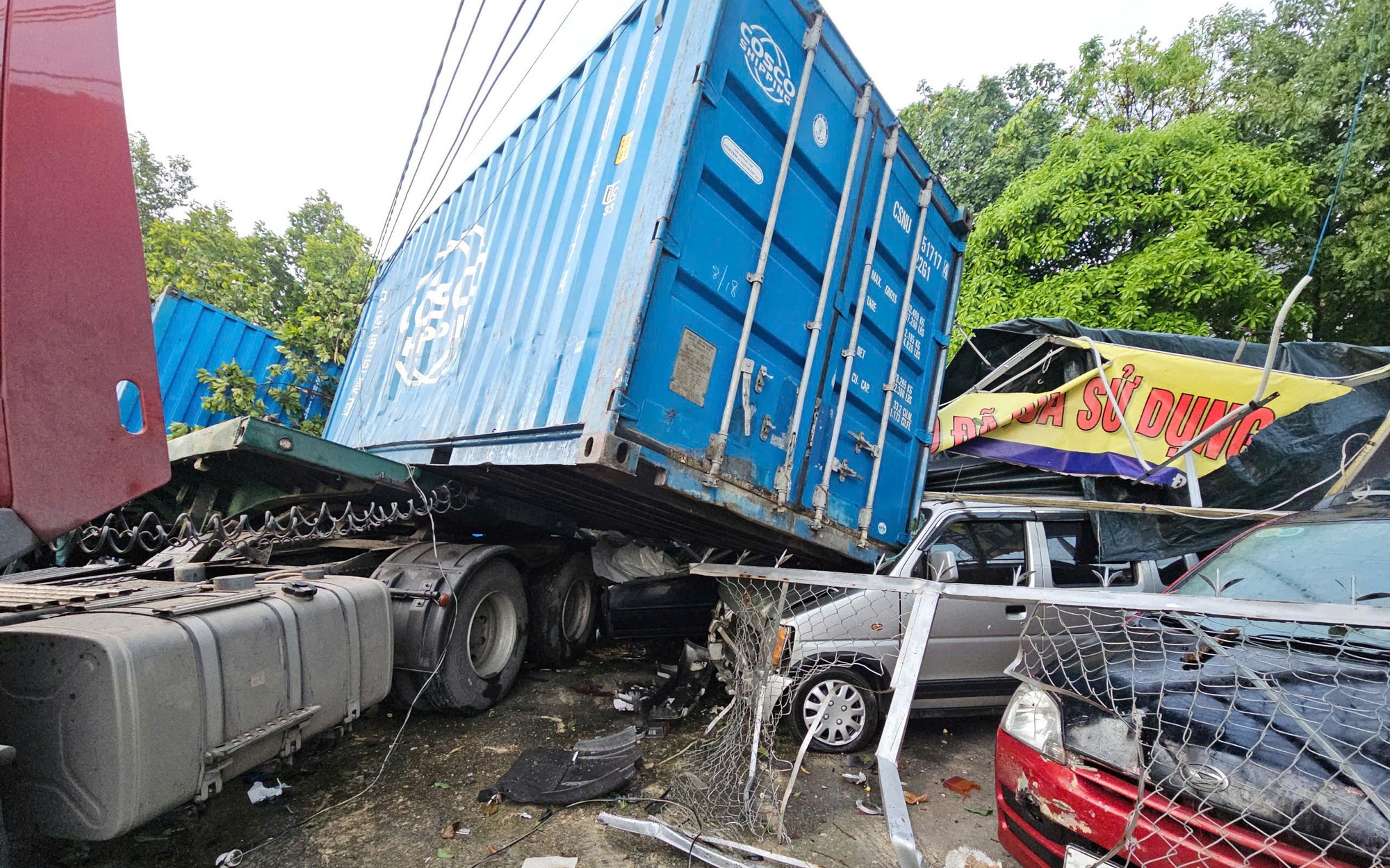 Hiện trường xe container và xe ben tông nhau trên đường Mỹ Phước- Tân Vạn ở Bình Dương