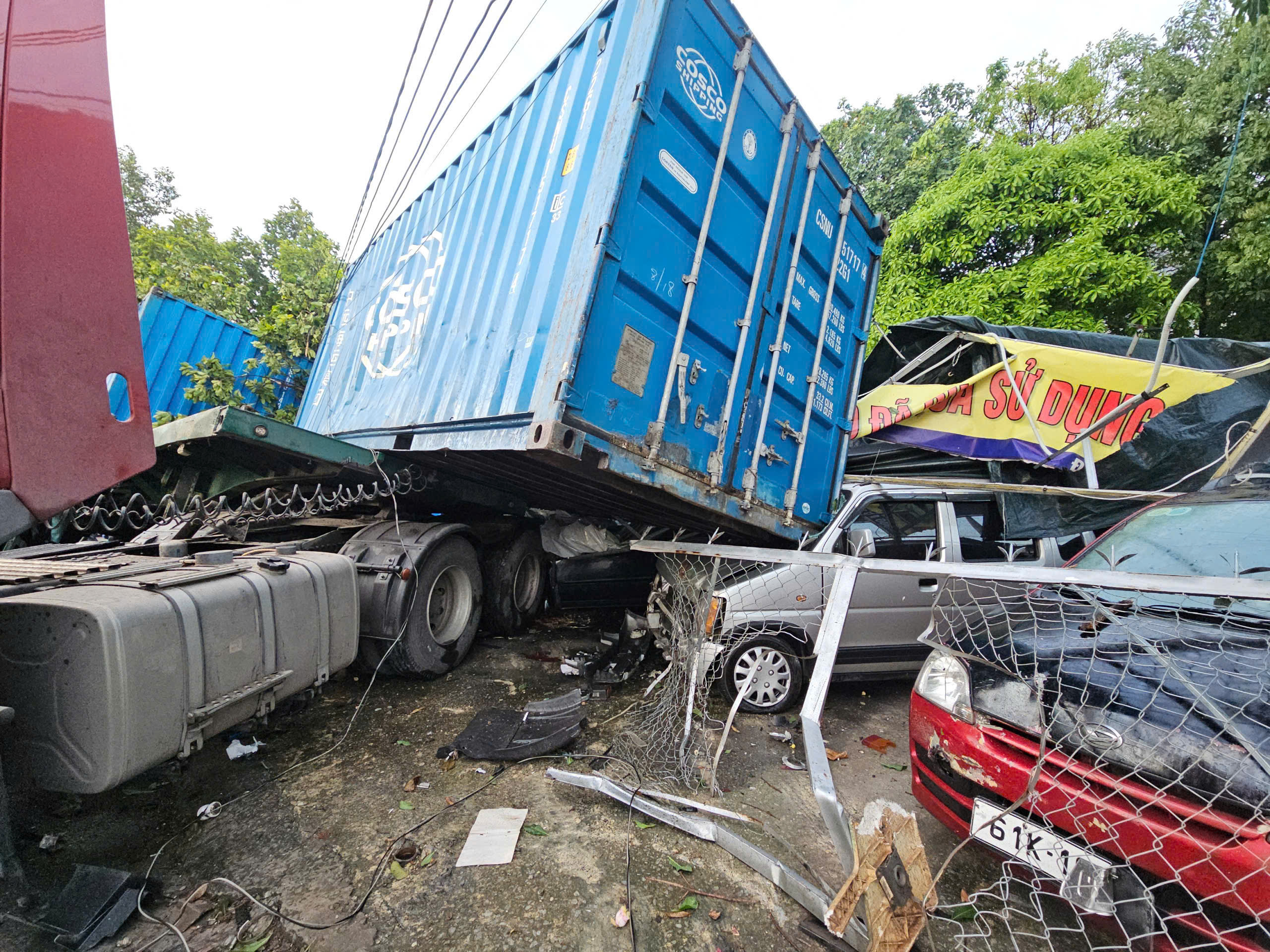 Hiện trường xe container v&agrave; xe ben t&ocirc;ng nhau tr&ecirc;n đường Mỹ Phước- T&acirc;n Vạn ở B&igrave;nh Dương- Ảnh 4.