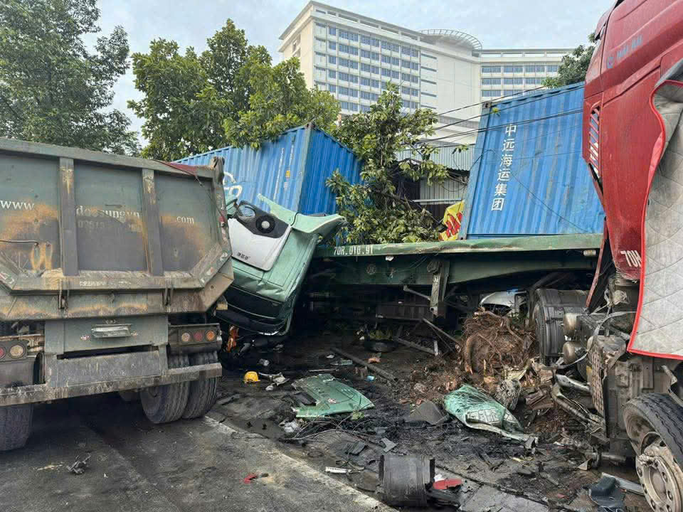 Hiện trường xe container v&agrave; xe ben t&ocirc;ng nhau tr&ecirc;n đường Mỹ Phước- T&acirc;n Vạn ở B&igrave;nh Dương- Ảnh 5.