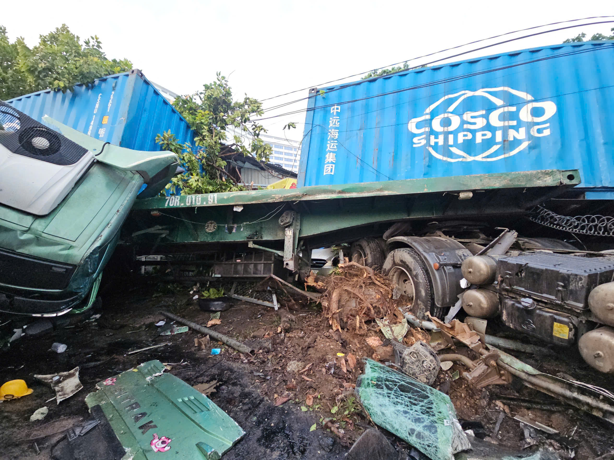 Hiện trường xe container v&agrave; xe ben t&ocirc;ng nhau tr&ecirc;n đường Mỹ Phước- T&acirc;n Vạn ở B&igrave;nh Dương- Ảnh 6.