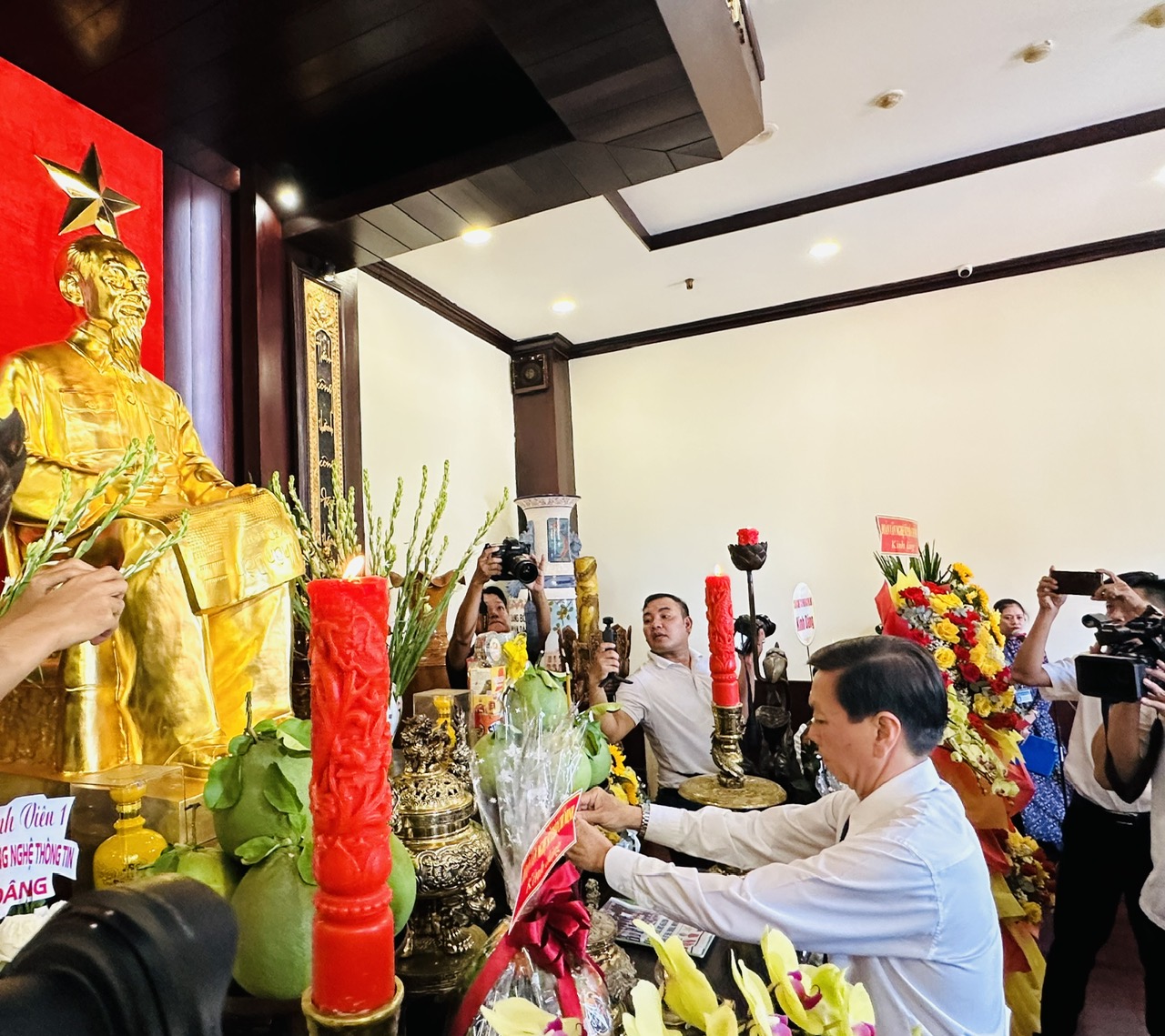 Hơn 100 văn nghệ sĩ TP HCM d&acirc;ng hương tại Tượng đ&agrave;i B&aacute;c - Ảnh 2.