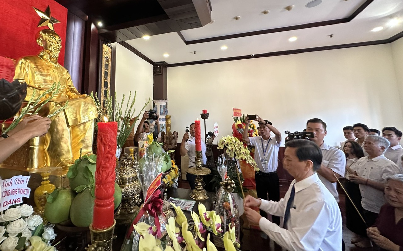Hơn 100 văn nghệ sĩ TP HCM dâng hương trước đền thờ Bác tại Bảo tàng Hồ Chí Minh