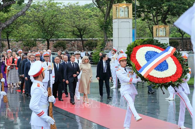 Tổng thống Ph&aacute;p viếng Chủ tịch Hồ Ch&iacute; Minh - Ảnh 5.