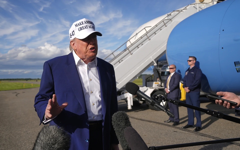 Tổng thống Donald Trump hoãn đòn thuế mới đối với EU