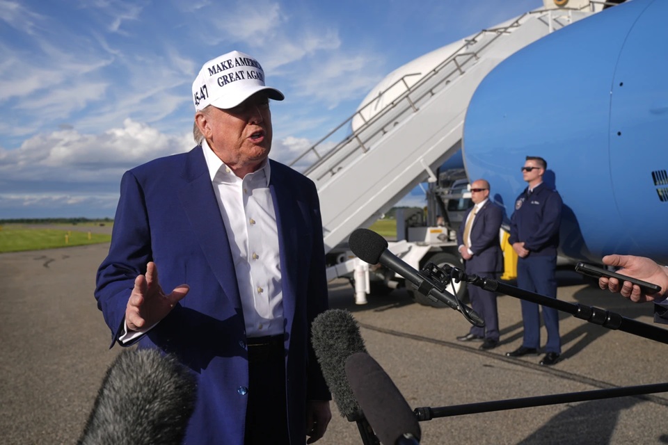 Tổng thống Donald Trump ho&atilde;n đ&ograve;n thuế mới đối với EU- Ảnh 1.