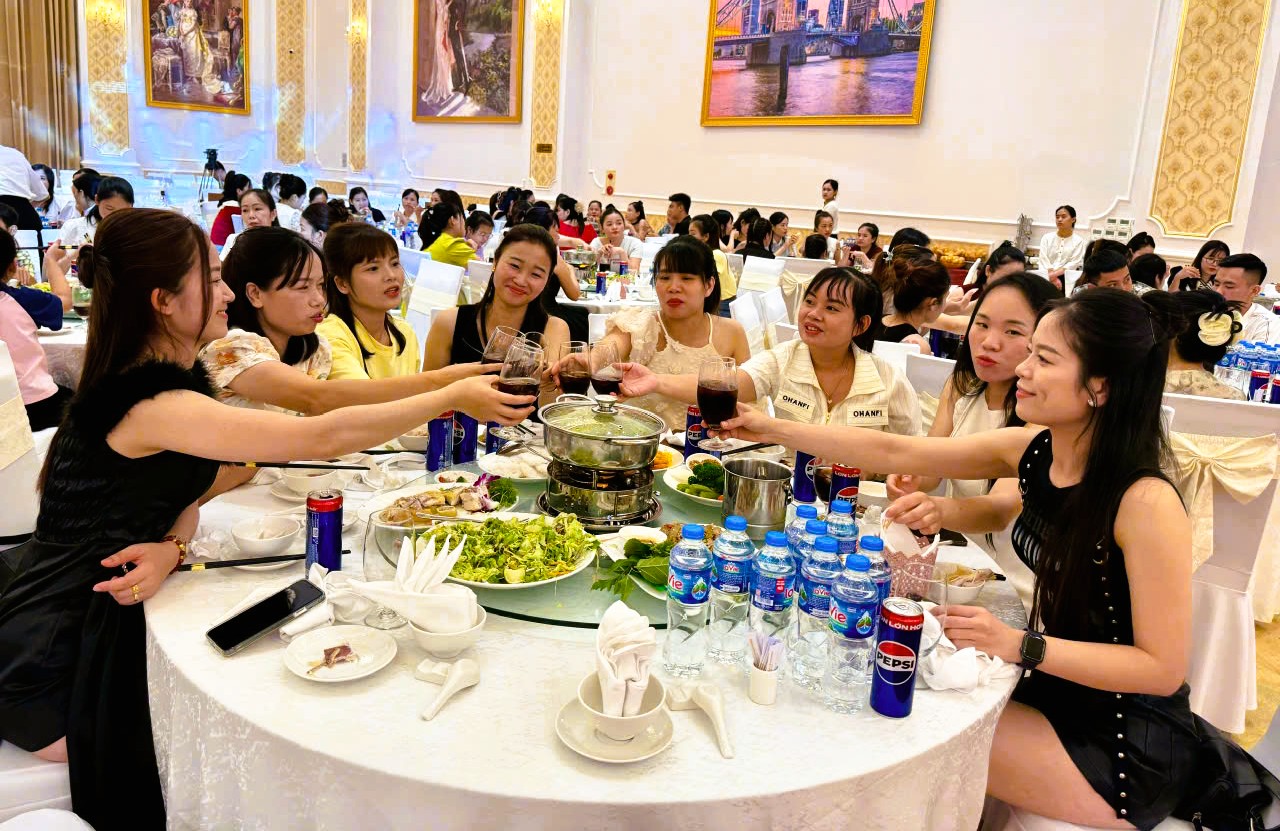 Một c&ocirc;ng ty ở Thanh H&oacute;a chi 5,2 tỉ đồng mời cơm tri &acirc;n c&ocirc;ng nh&acirc;n ở nh&agrave; h&agrave;ng hạng sang- Ảnh 2.
