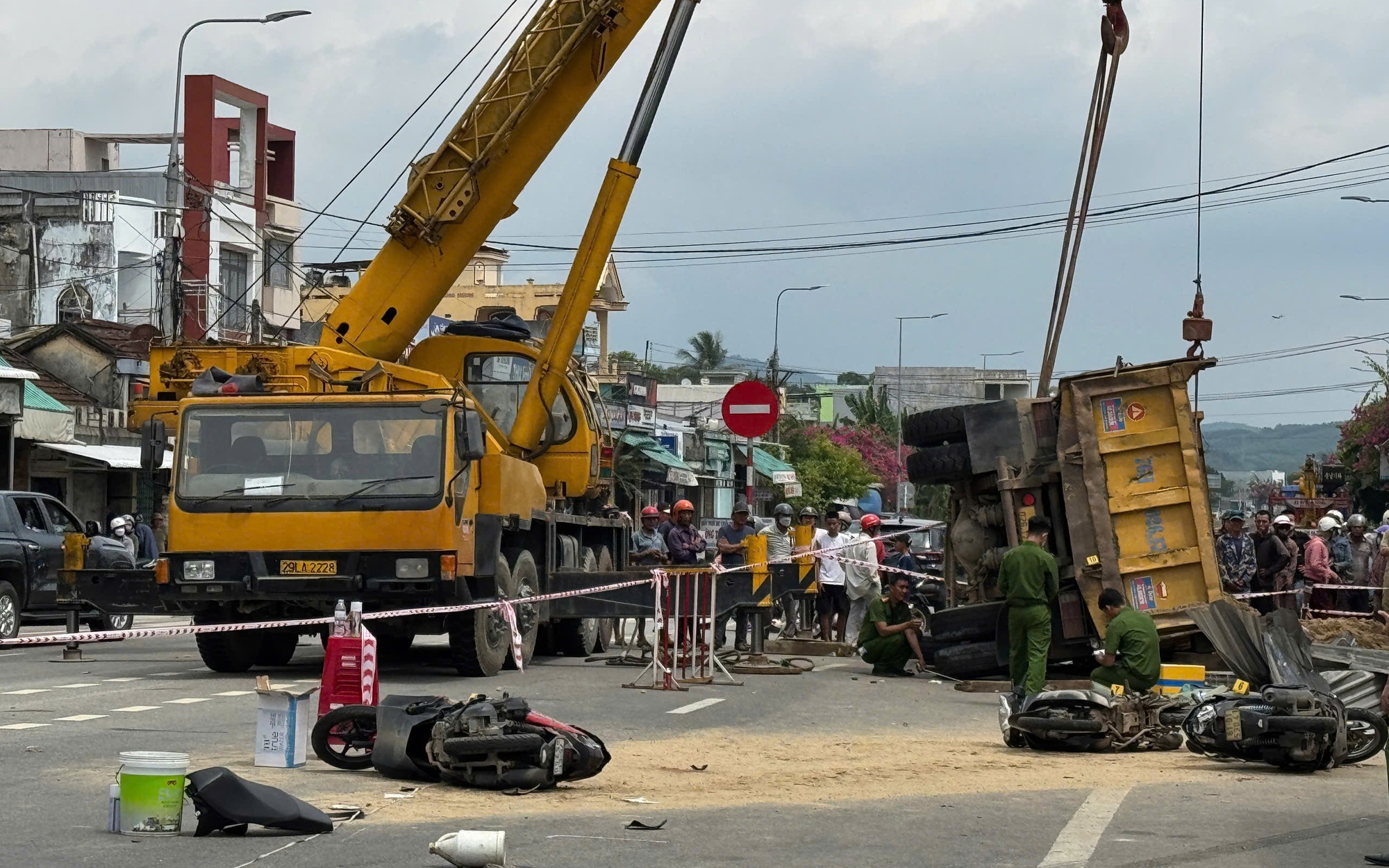 Vụ xe tải lao v&agrave;o nh&agrave; d&acirc;n: T&agrave;i xế xe tải tr&aacute;nh xe m&aacute;y chuyển hướng đột ngột - Ảnh 4.
