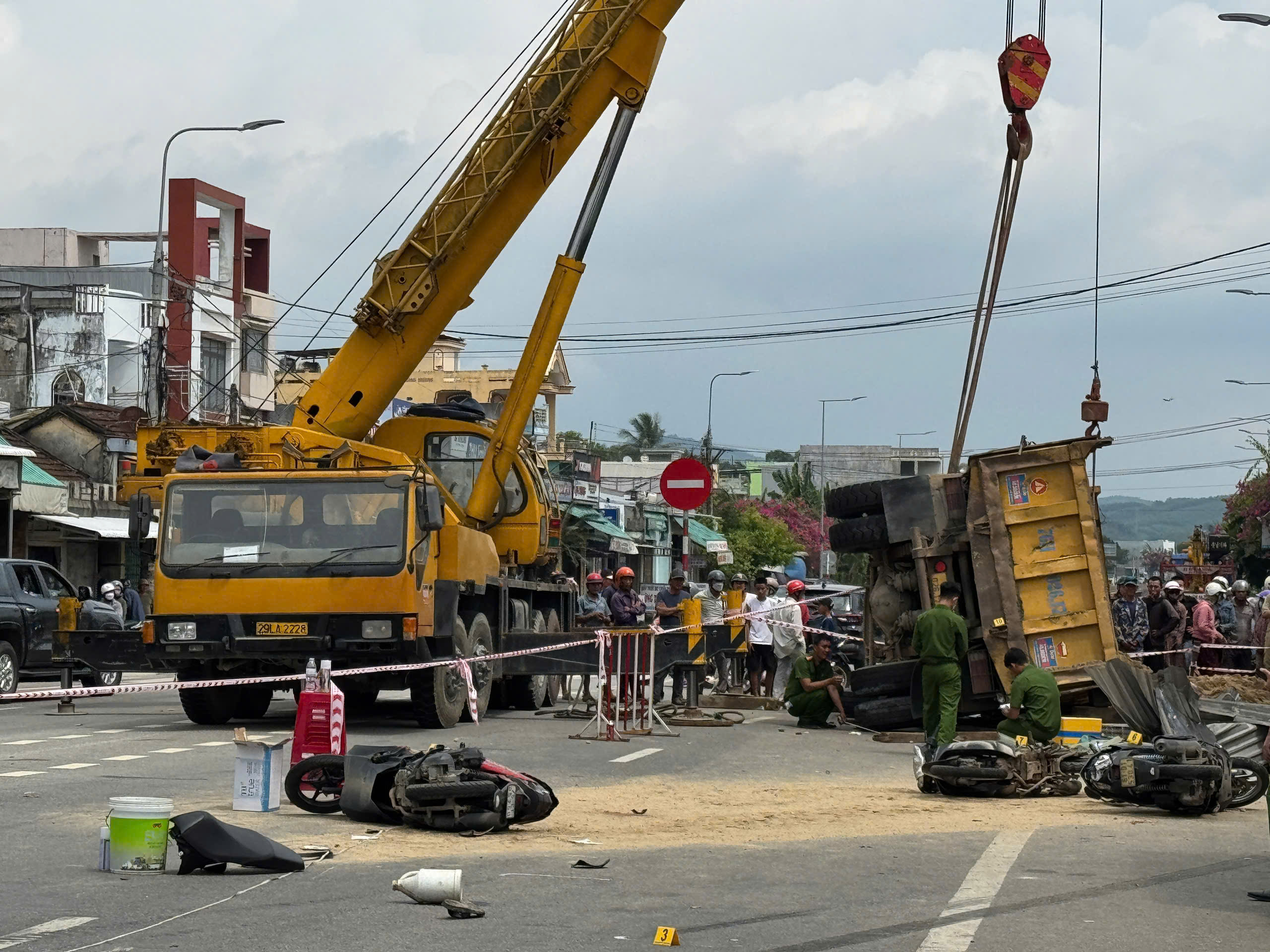 Thêm một người tử vong trong vụ xe tải lao vào nhà dân ở Quảng Ngãi - Ảnh 1.