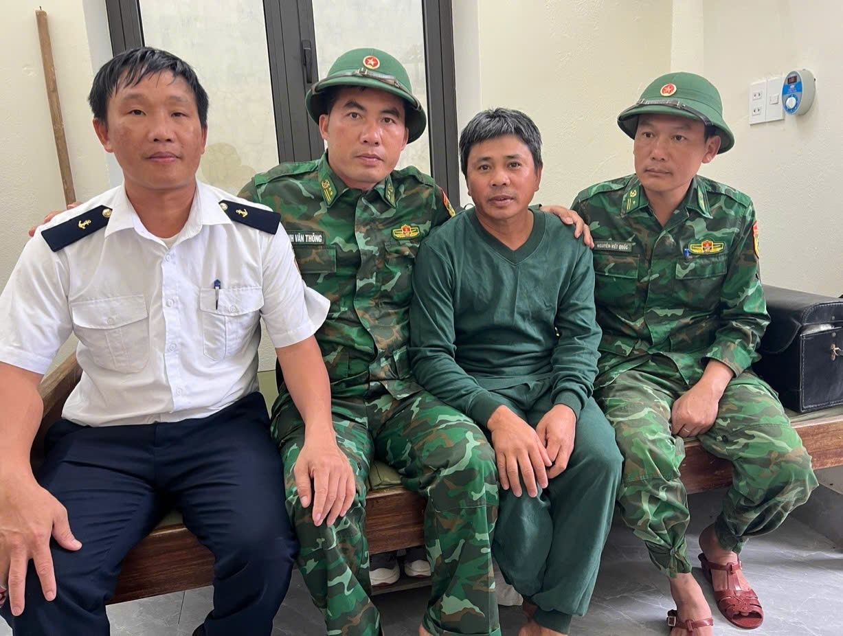 Cứu nạn thành công 10 thuyền viên còn lại trong vụ chìm tàu chở than trên biển - Ảnh 1.
