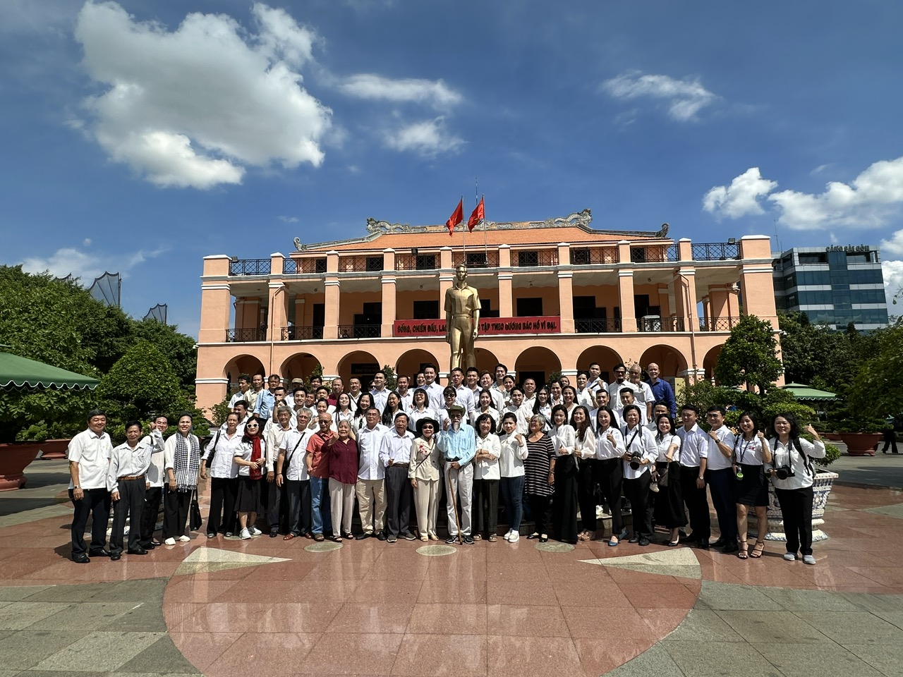 Hơn 100 văn nghệ sĩ TP HCM d&acirc;ng hương tại Tượng đ&agrave;i B&aacute;c - Ảnh 6.