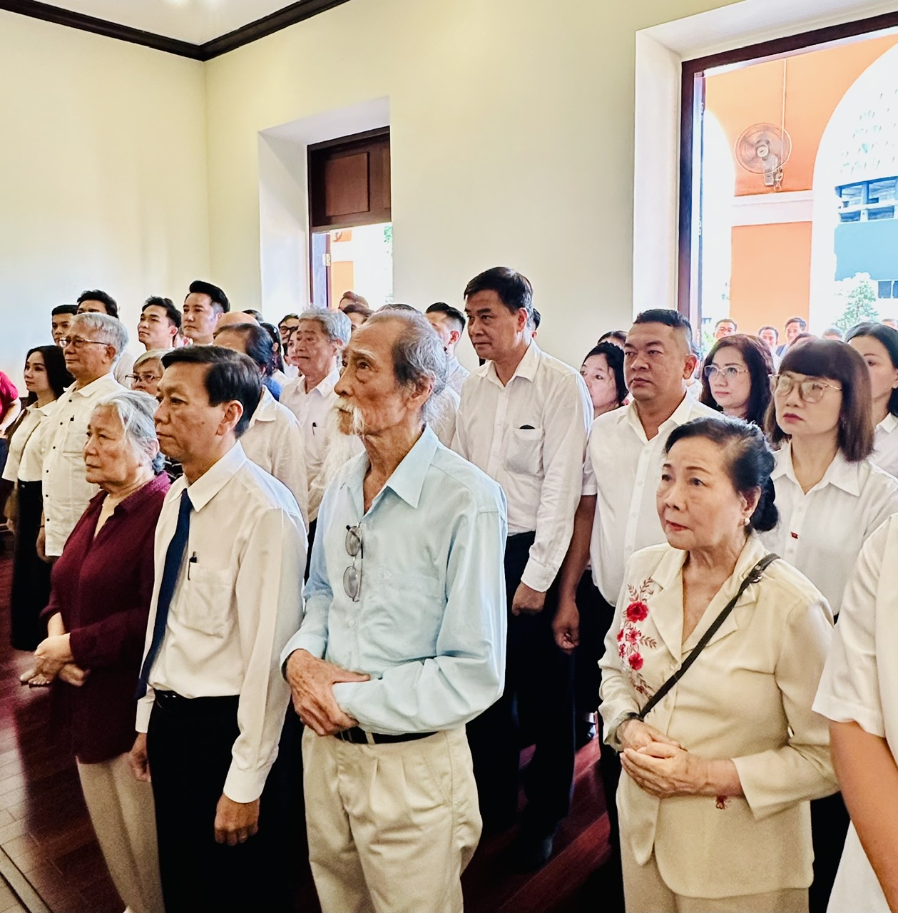 Hơn 100 văn nghệ sĩ TP HCM d&acirc;ng hương tại Tượng đ&agrave;i B&aacute;c - Ảnh 4.