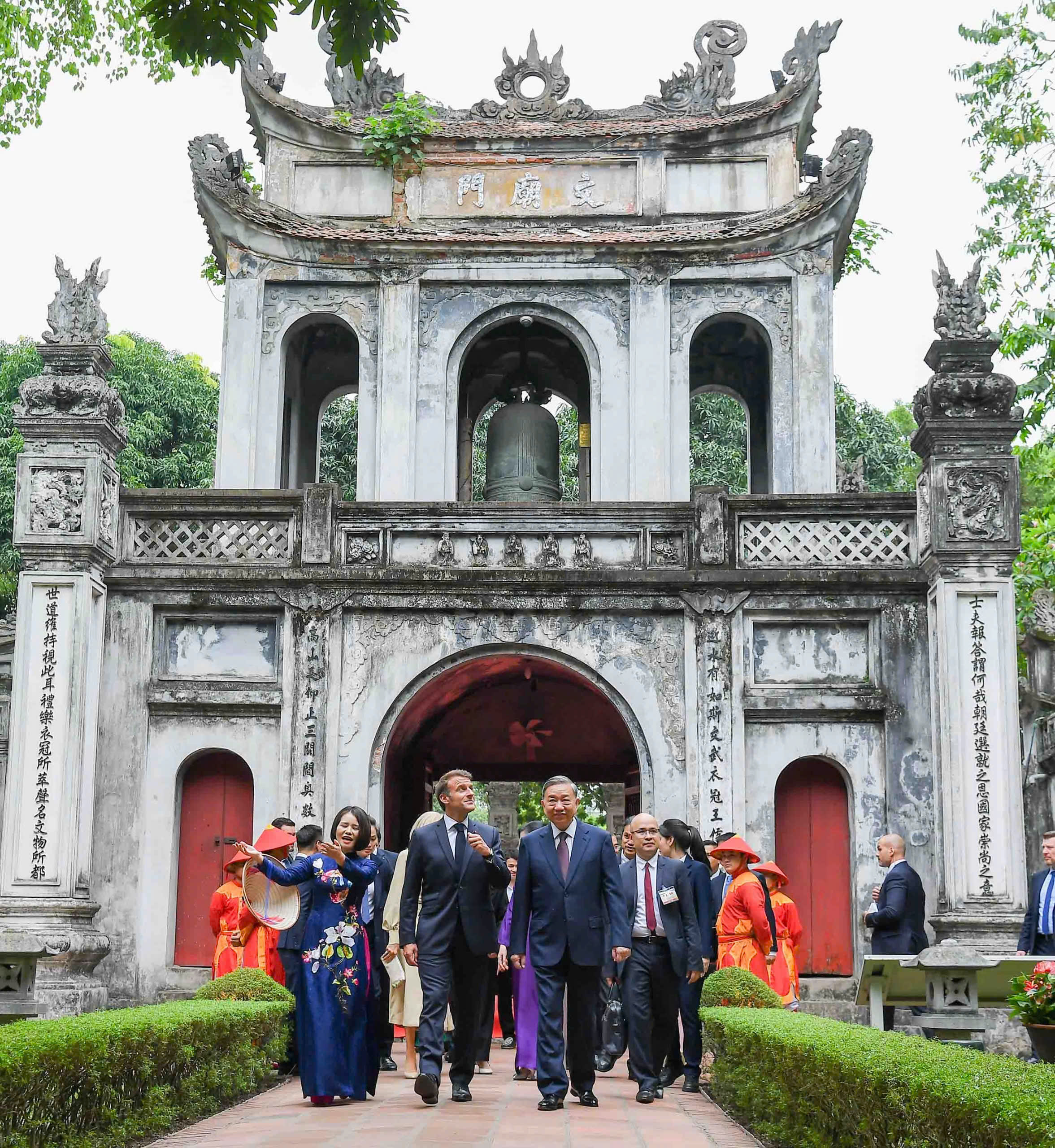 Tổng B&iacute; thư T&ocirc; L&acirc;m v&agrave; Phu nh&acirc;n c&ugrave;ng Tổng thống Ph&aacute;p v&agrave; Phu nh&acirc;n thăm Văn Miếu Quốc Tử Gi&aacute;m - Ảnh 2.