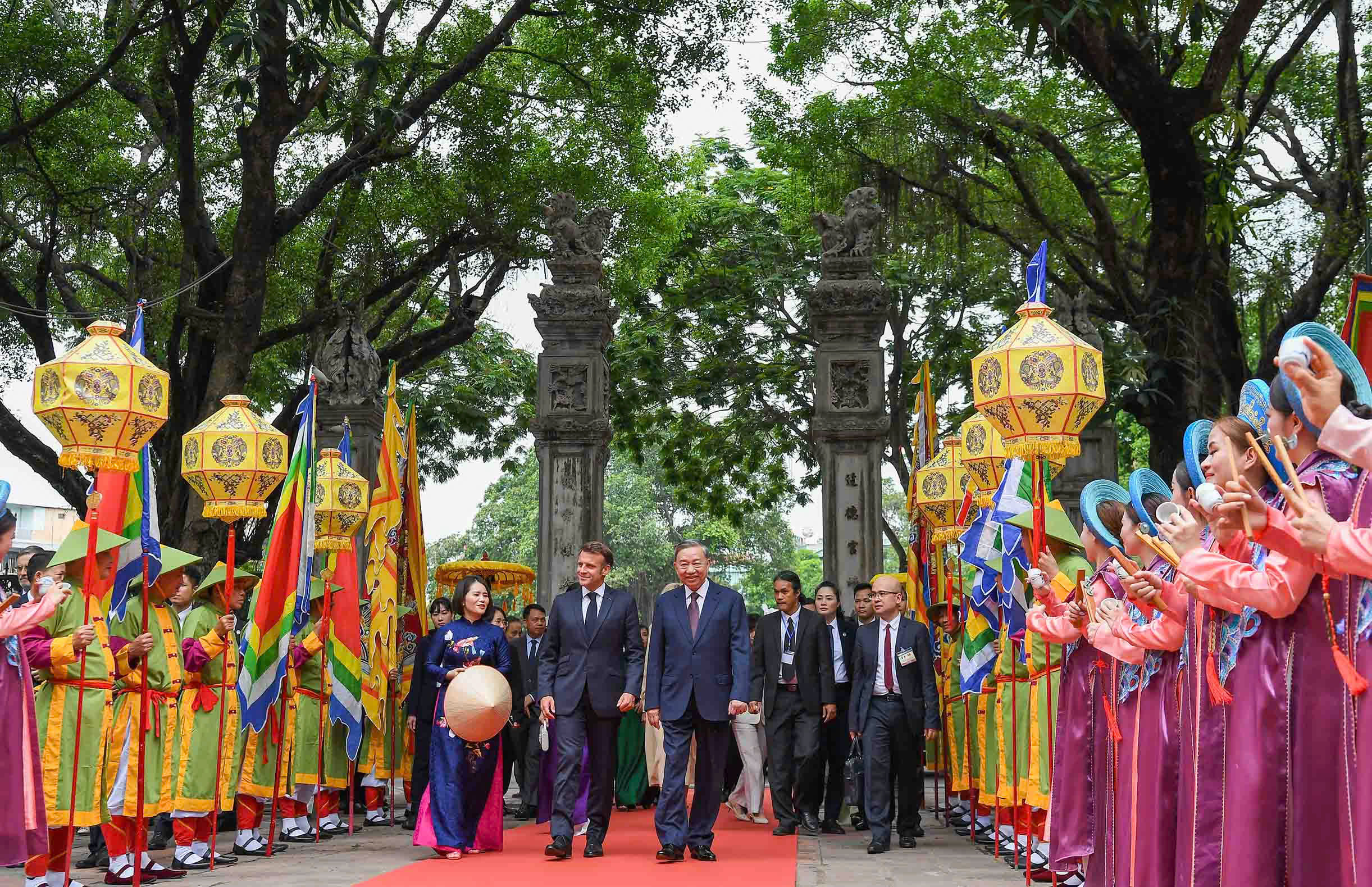 Tổng B&iacute; thư T&ocirc; L&acirc;m v&agrave; Phu nh&acirc;n c&ugrave;ng Tổng thống Ph&aacute;p v&agrave; Phu nh&acirc;n thăm Văn Miếu Quốc Tử Gi&aacute;m - Ảnh 1.