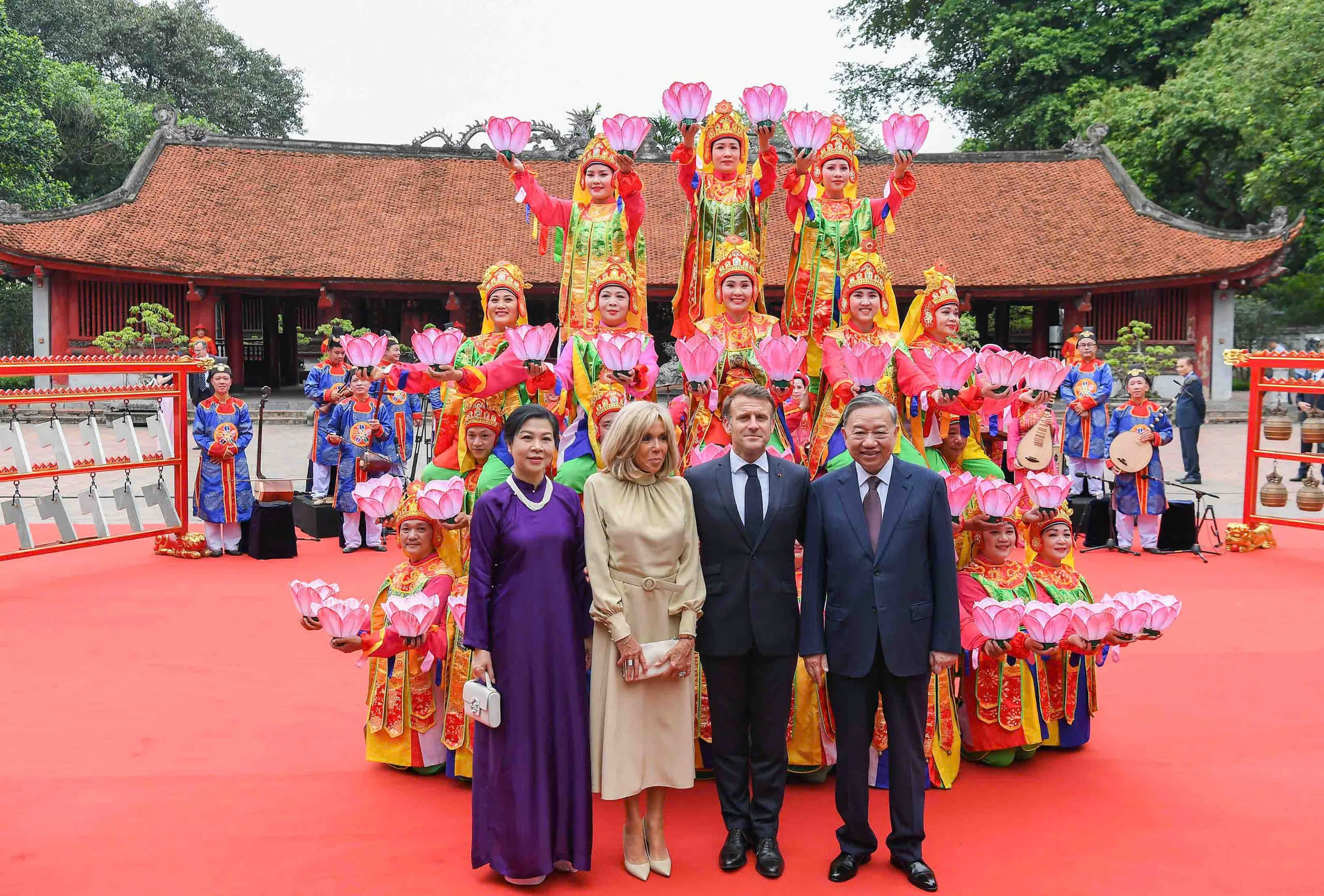 Tổng B&iacute; thư T&ocirc; L&acirc;m v&agrave; Phu nh&acirc;n c&ugrave;ng Tổng thống Ph&aacute;p v&agrave; Phu nh&acirc;n thăm Văn Miếu Quốc Tử Gi&aacute;m - Ảnh 9.