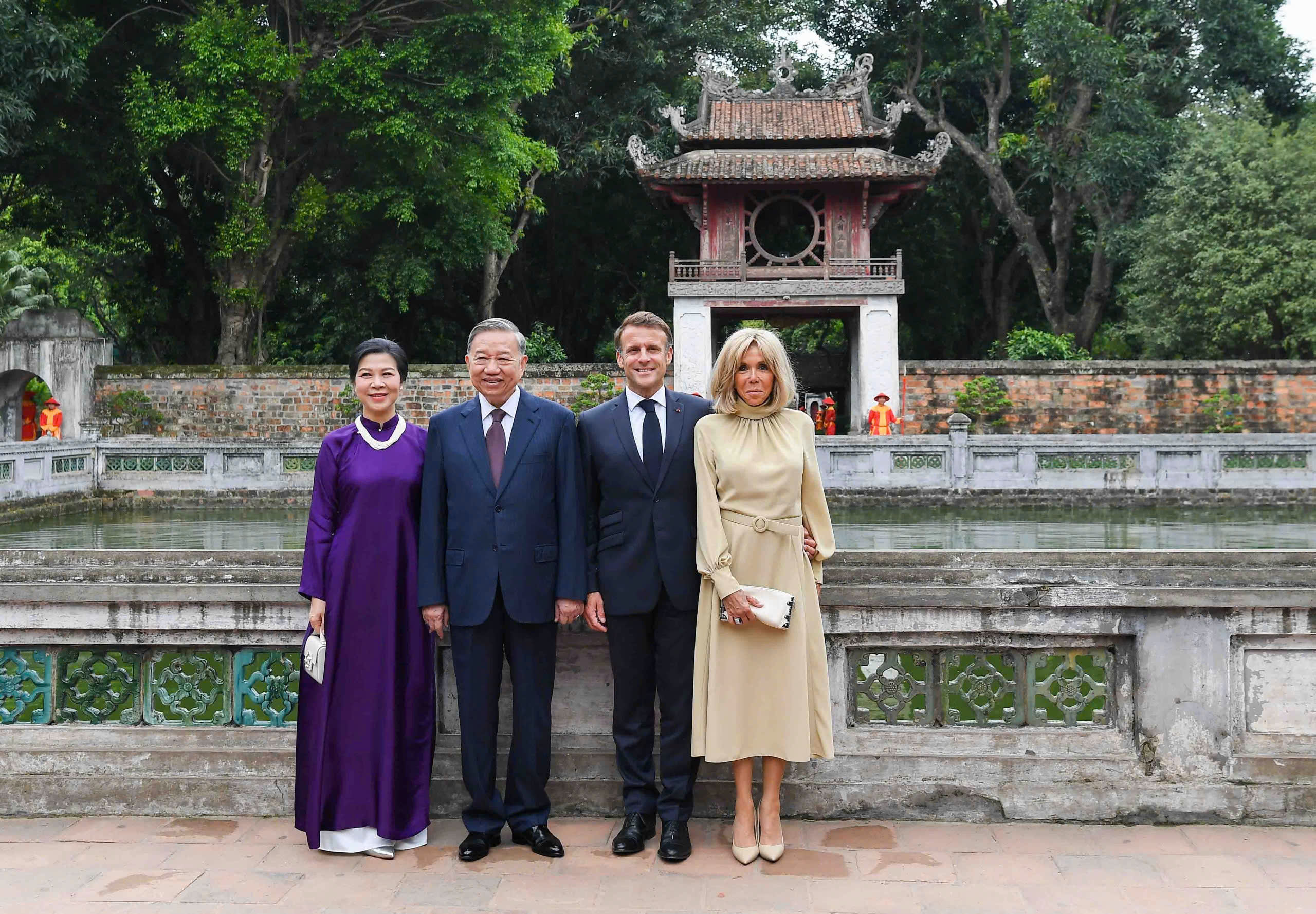 Tổng B&iacute; thư T&ocirc; L&acirc;m v&agrave; Phu nh&acirc;n c&ugrave;ng Tổng thống Ph&aacute;p v&agrave; Phu nh&acirc;n thăm Văn Miếu Quốc Tử Gi&aacute;m - Ảnh 3.