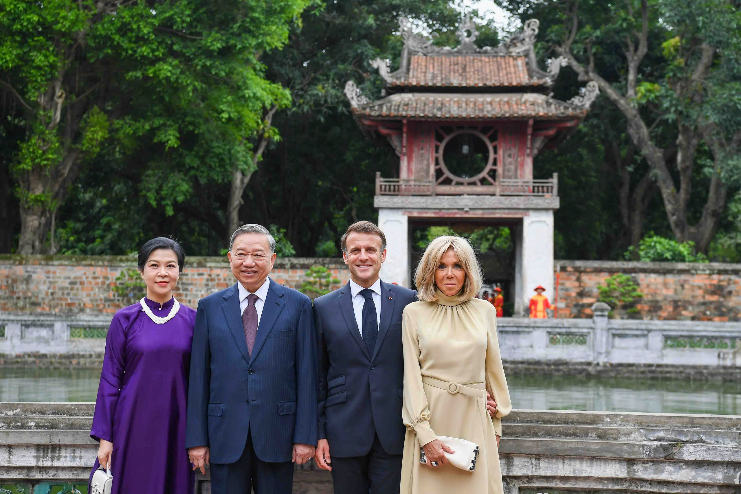 Tổng B&iacute; thư T&ocirc; L&acirc;m v&agrave; Phu nh&acirc;n c&ugrave;ng Tổng thống Ph&aacute;p v&agrave; Phu nh&acirc;n thăm Văn Miếu Quốc Tử Gi&aacute;m - Ảnh 4.