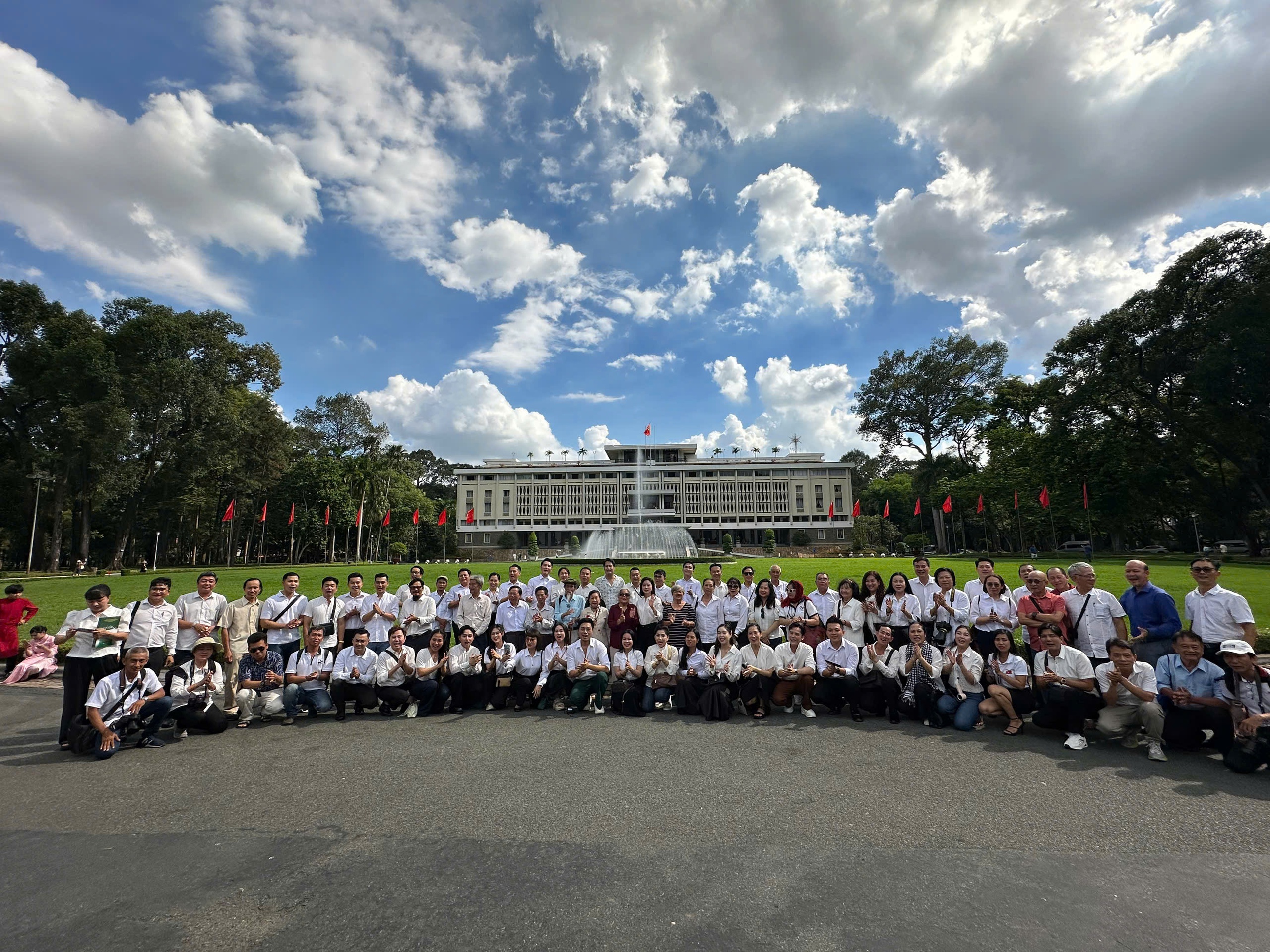 Hơn 100 văn nghệ sĩ TP HCM d&acirc;ng hương tại Tượng đ&agrave;i B&aacute;c - Ảnh 7.