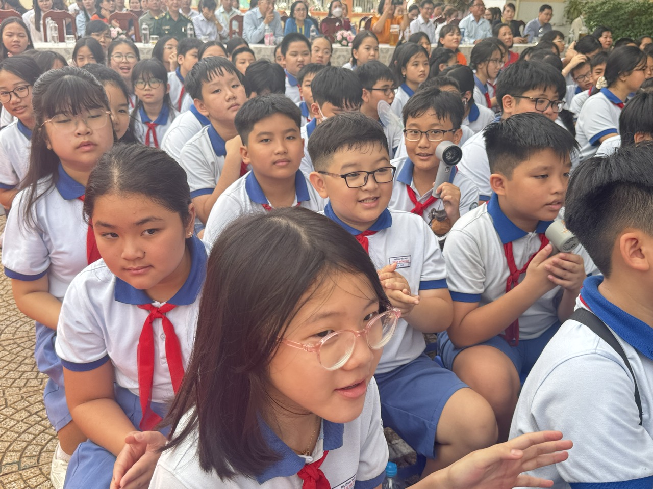 Bất ngờ ở một lễ tổng kết năm học: Khi phụ huynh cũng được vinh danh - Ảnh 4.