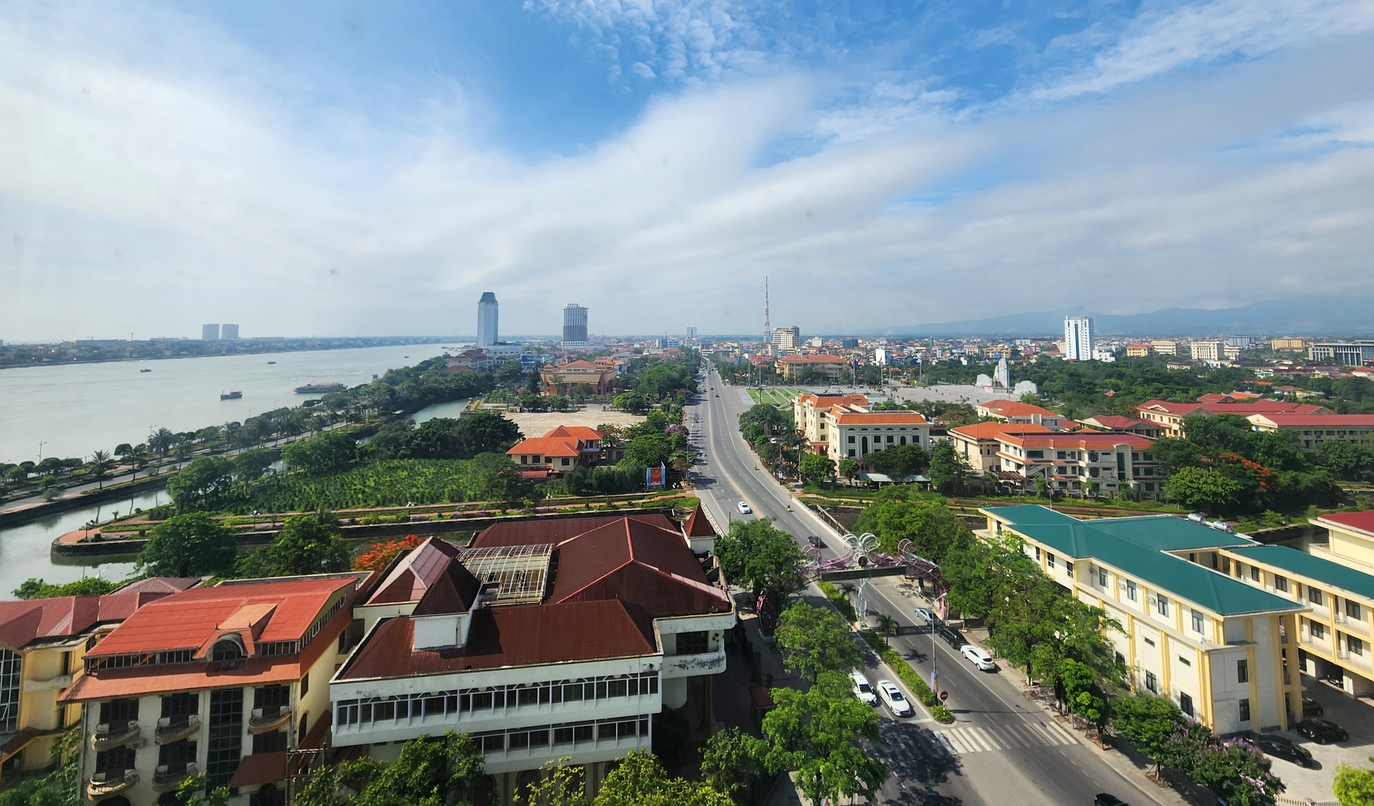 Một bộ phận c&aacute;n bộ c&oacute; thể l&agrave;m việc tại trụ sở tỉnh Quảng Trị hiện nay- Ảnh 1.