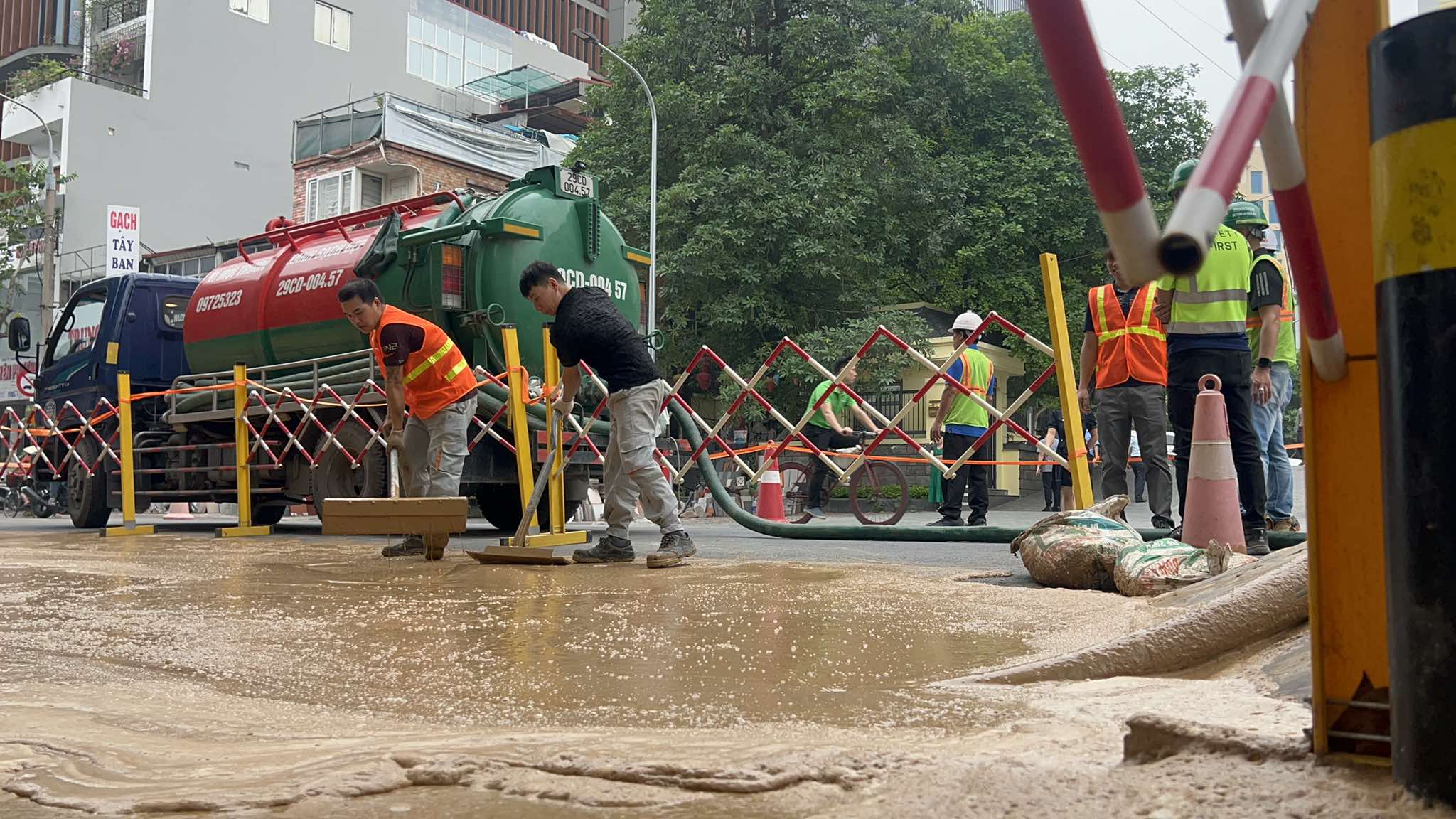 Bùn đất lại bất ngờ phun trào ngay tại trung tâm Hà Nội - Ảnh 4.