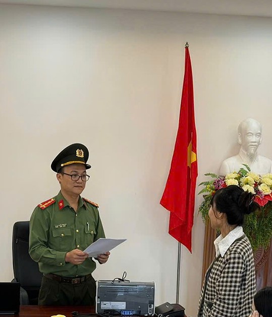 Khởi tố 3 c&ocirc; g&aacute;i vận chuyển tiền tr&aacute;i ph&eacute;p qua bi&ecirc;n giới - Ảnh 1.