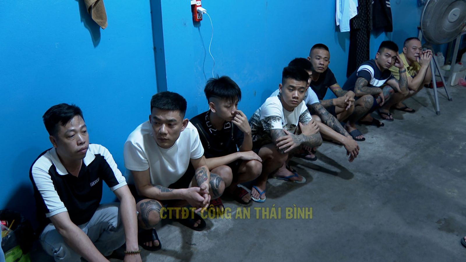 Ph&aacute;t hiện 28 nữ nh&acirc;n vi&ecirc;n qu&aacute;n karaoke trong khu nh&agrave; trọ r&agrave;o k&iacute;n d&acirc;y th&eacute;p gai, c&oacute; camera gi&aacute;m s&aacute;t- Ảnh 1.