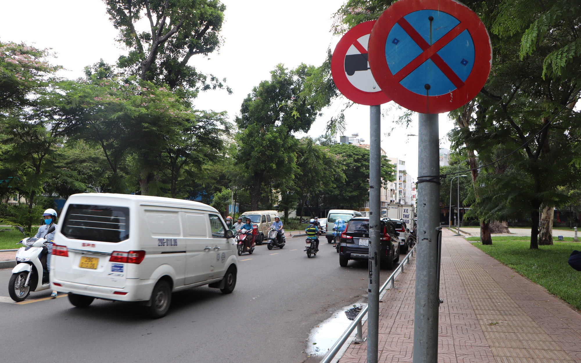 Ô tô dừng, đậu sai quy định xung quanh sân bay Tân Sơn Nhất